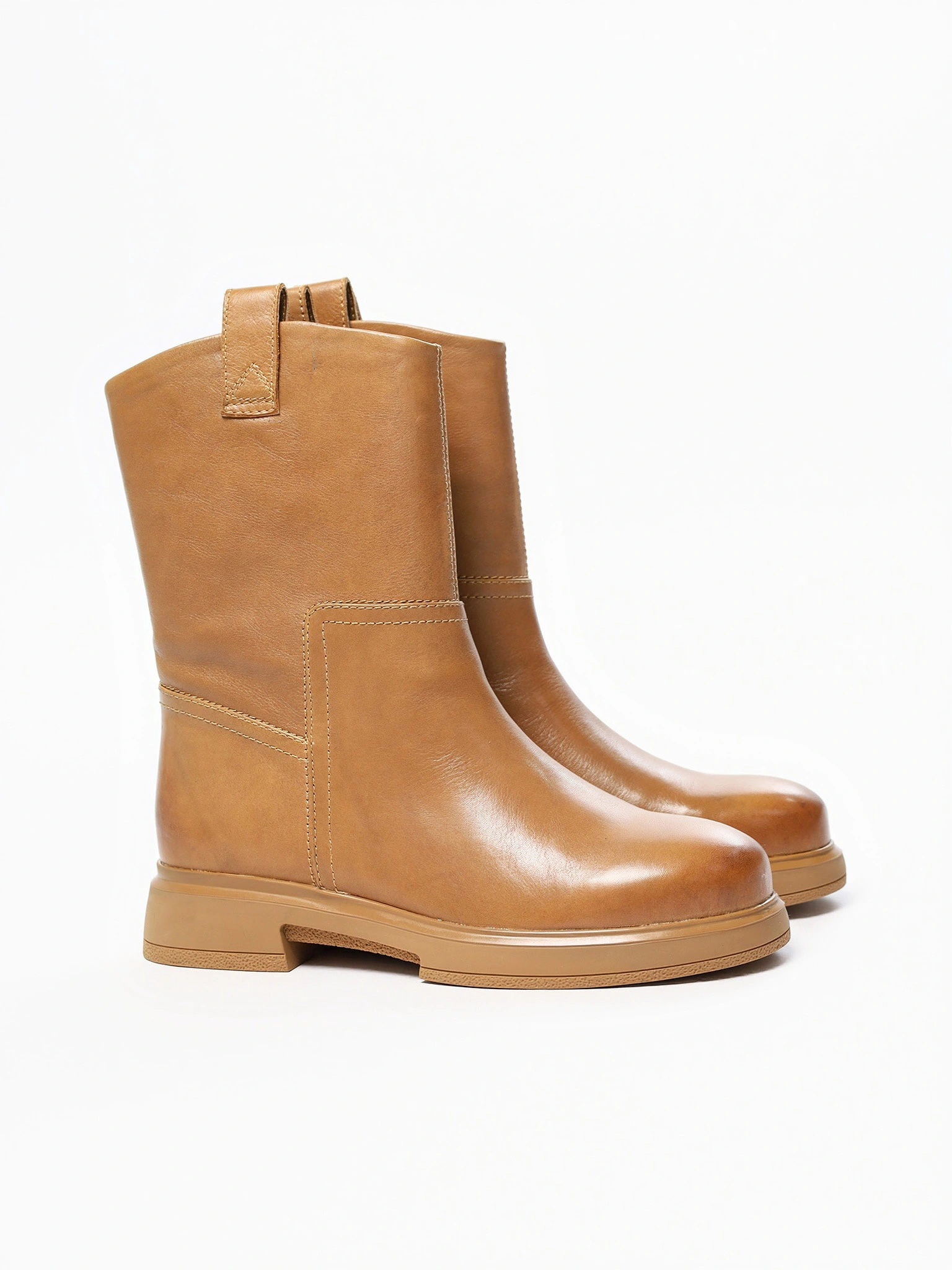 Ботинки светло-коричневого цвета на среднем каблуке